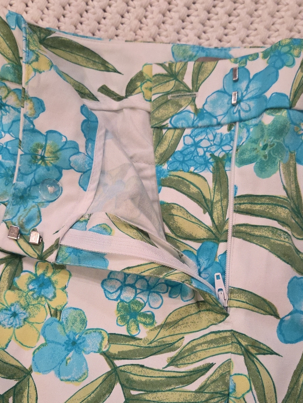 Croft & Barrow Blue Floral Capri Pants Resort Style Womens Size 6 - Picture 7 of 15